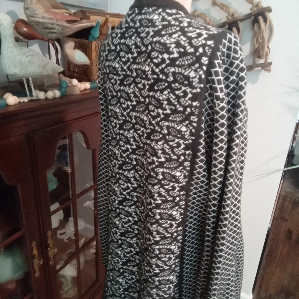 2-$10... Belldini Sz XL Black and White Patterned Open Front Waterfall Cardigan